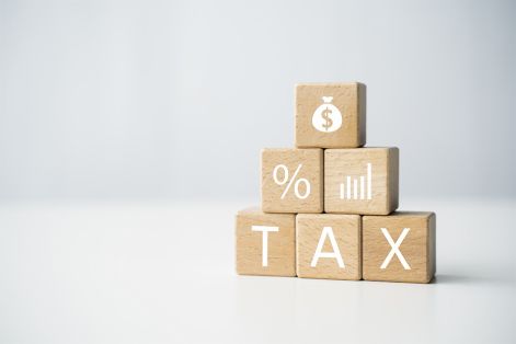 Foto: Würfel mit Aufschrift Tax